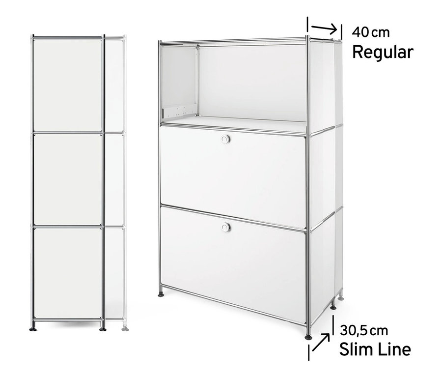 Zwei weiße Metallregale »CN3 Slim Line« sind vor einem weißen Hintergrund zu sehen. Das linke Regal ist ein schmales Regal mit drei offenen Fächern. Das rechte Regal ist ein breiteres Regal mit einem offenen Fach und zwei Klappfächern.