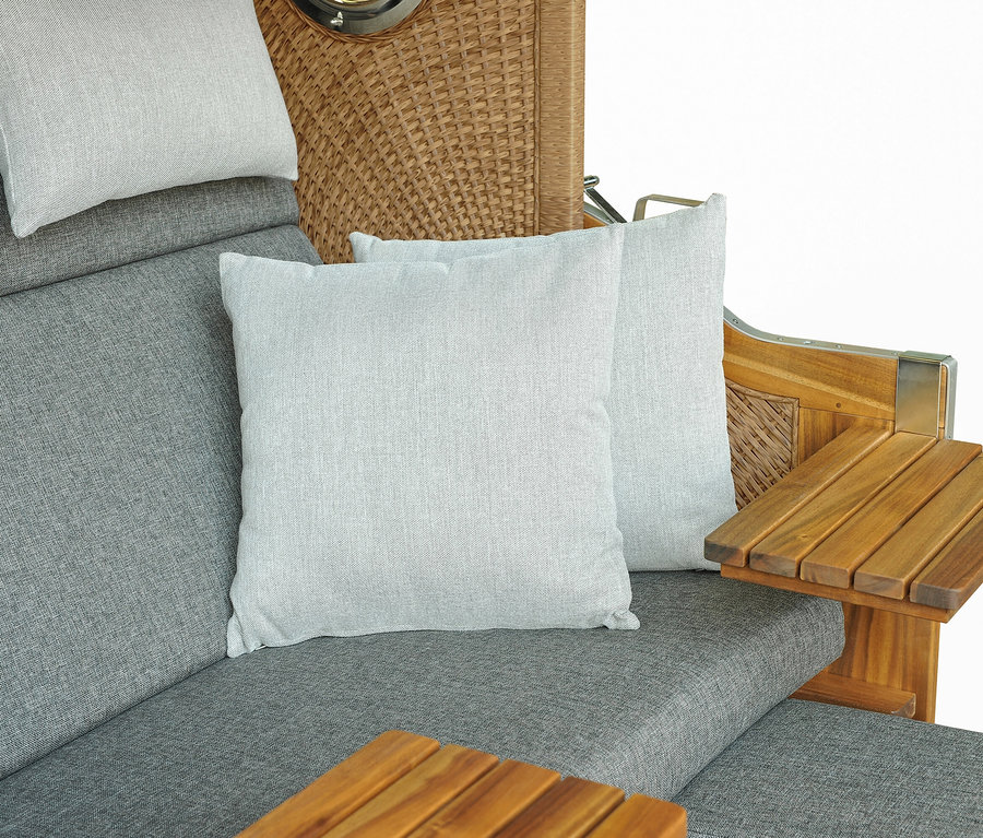 Detailansicht eines DeVries Strandkorbs, Akazie, XL mit grauen Kissen und Holzelementen.