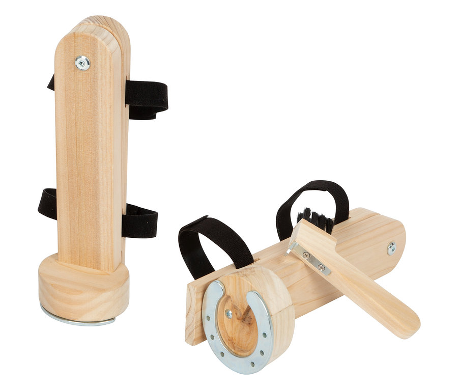 Zwei small foot Putzhufe-Sets aus Holz mit Hufkratzer und Bürste sind zu sehen.