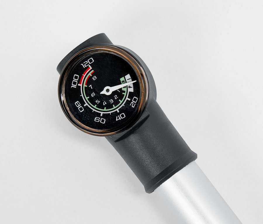 Nahaufnahme einer Luftpumpe mit Manometer.