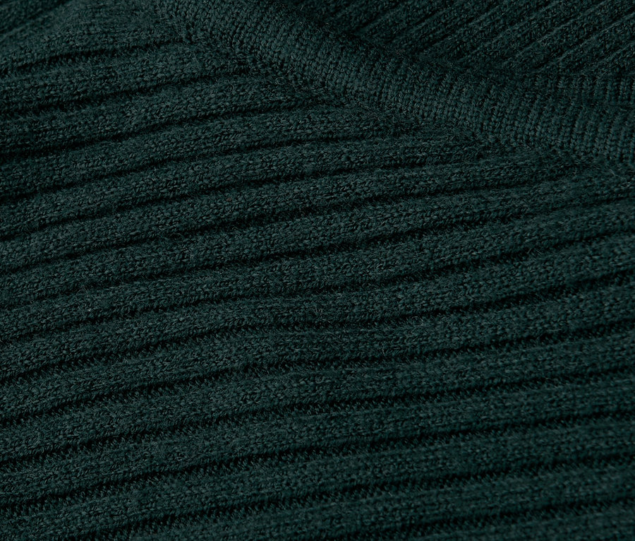 Nahaufnahme eines Street One Strukturpullovers in dunklem Grün, der die Textur des Stoffes zeigt.