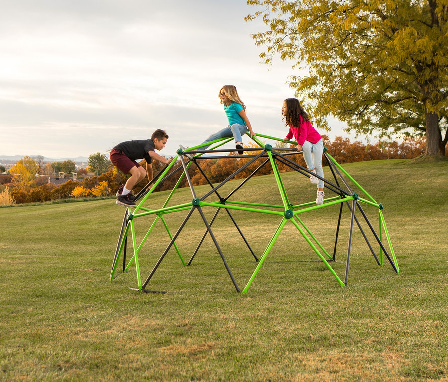 Drei Kinder spielen auf einem großen LIFETIME-Klettergerüst »Geodome« auf einer Wiese.