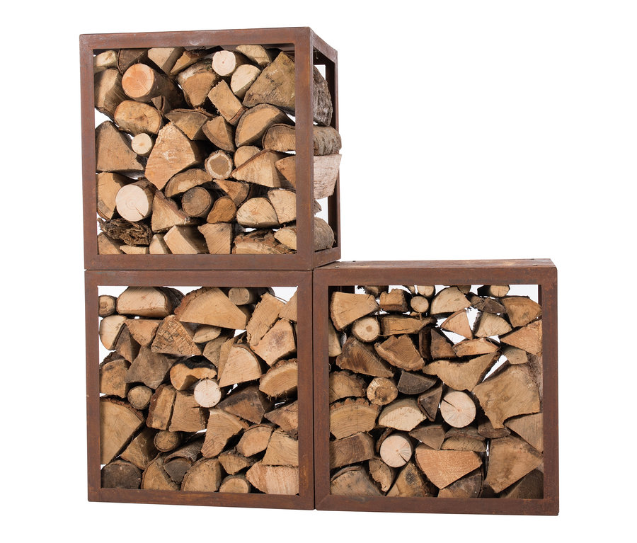 Drei modulare Brennholzregale sind übereinander gestapelt und mit Holzscheiten gefüllt.