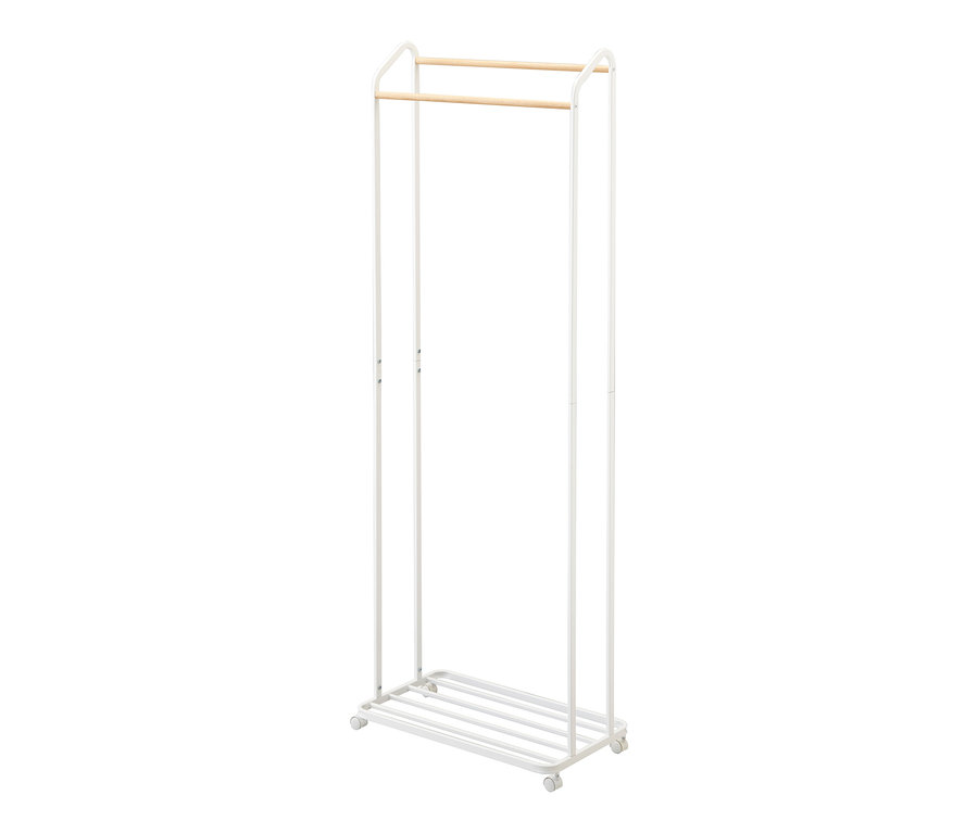 Weiße YAMAZAKI Garderobe mit Rollen »TOWER« mit einer Holzstange.