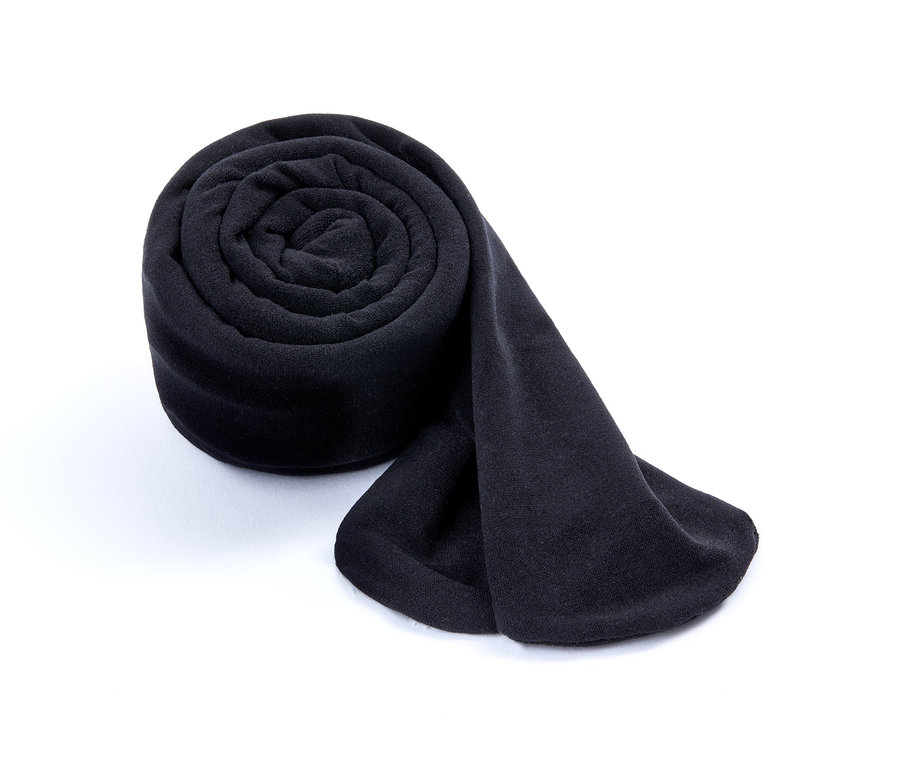 Eine zusammengerollte schwarze Strumpfhose auf weißem Hintergrund.