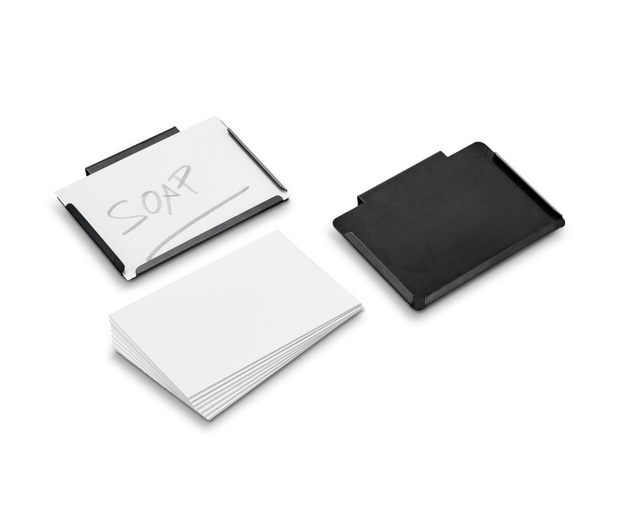 Zwei Metall-Clips, einer mit Papier und der Aufschrift SOAP, der andere schwarz, daneben liegt ein Stapel weißes Papier.