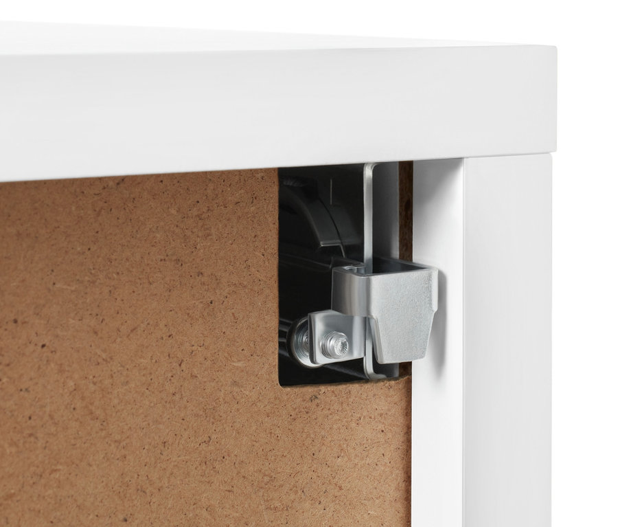 Detailansicht eines Schuhschranks mit Klappe.