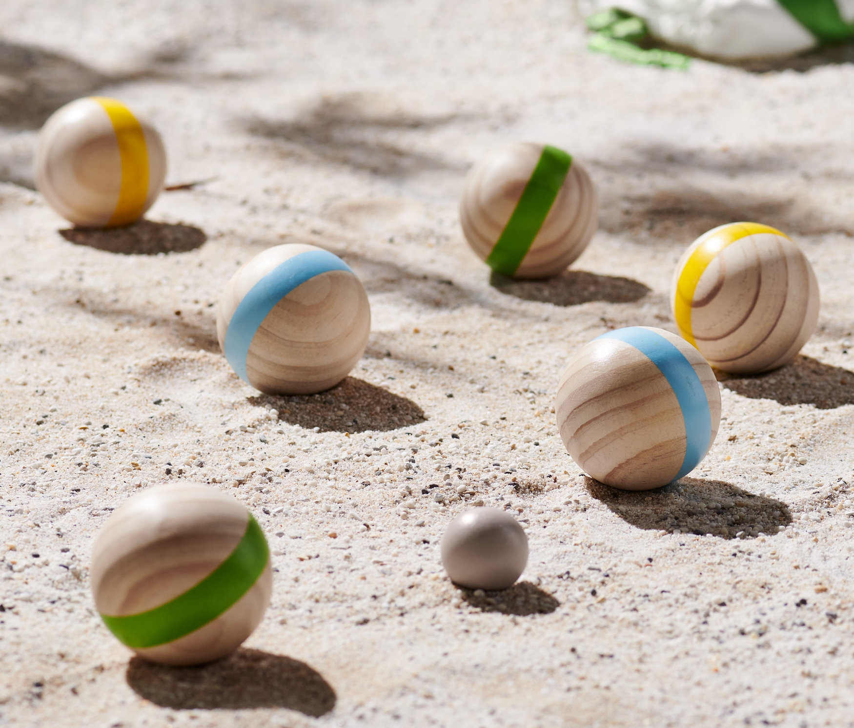 Boule-Set auf Sand.