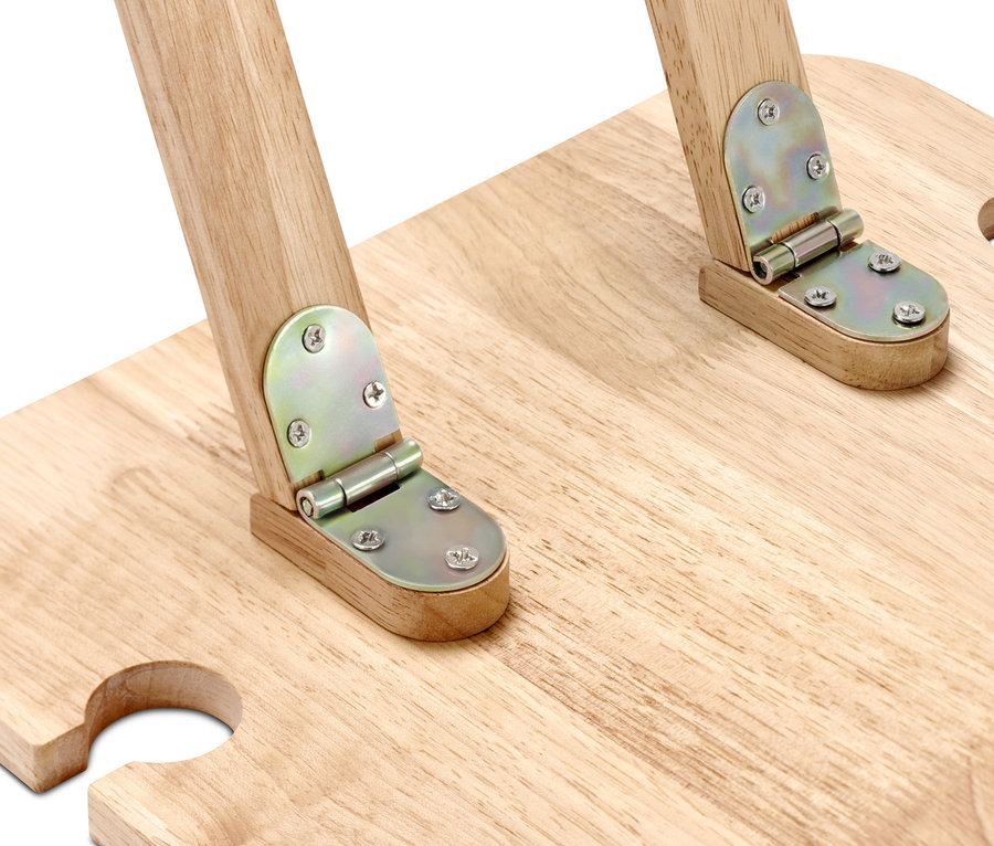 Detailansicht eines Picknicktisches mit Holzbeinen und Metallscharnieren.