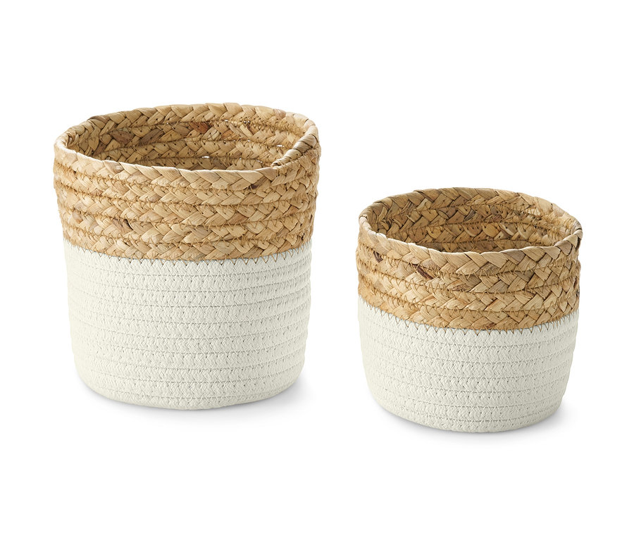 Zwei Aufbewahrungskörbe, einer größer und einer kleiner, mit braunem geflochtenem Oberteil und weißem Unterteil.
