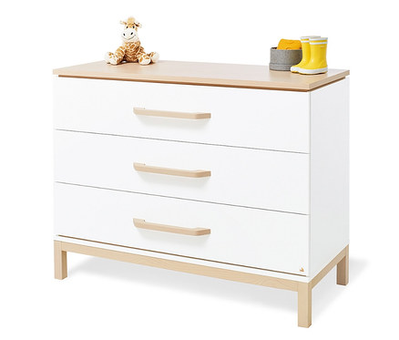 Pinolino Wickelkommode »Light« breit mit drei Schubladen, auf der ein Plüschtier-Giraffe und gelbe Gummistiefel liegen.