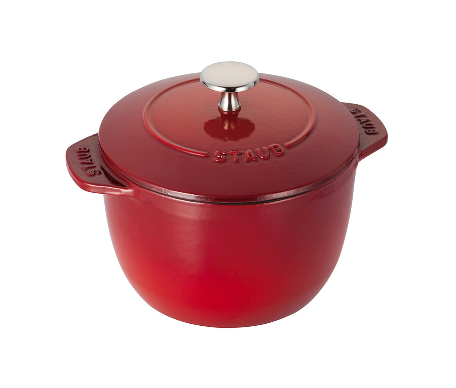 Ein roter STAUB Kochtopf »La Cocotte« mit Deckel, 16 cm.