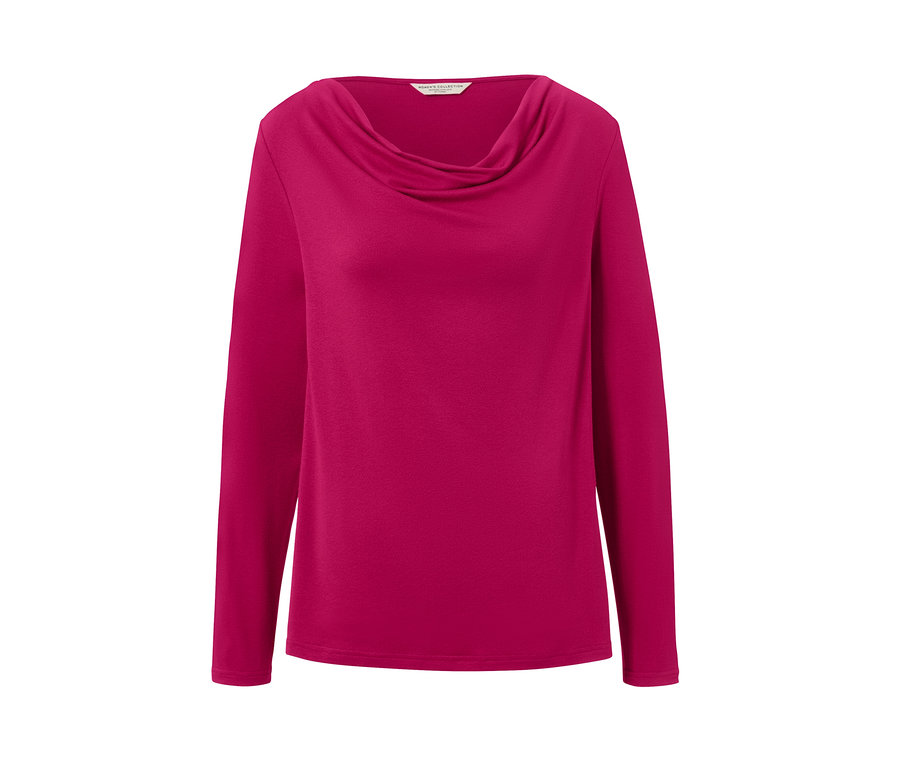 Ein Blusenshirt mit Wasserfallausschnitt auf weißem Hintergrund.