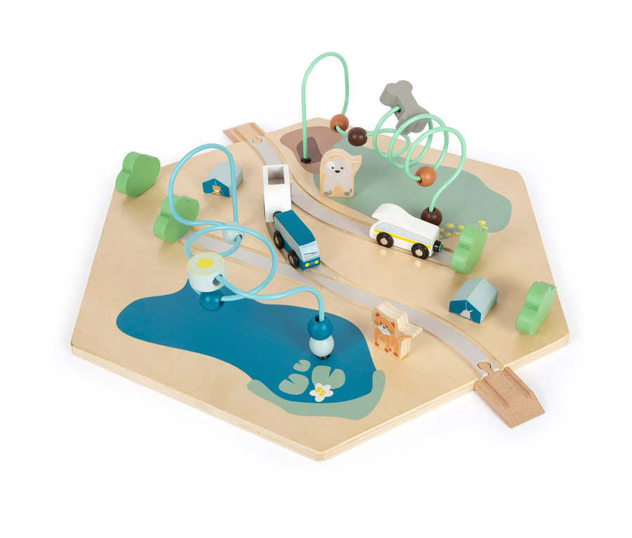 Motorikwürfel XXL »Haustiere« mit Holztieren und Autos auf einer Holzplatte.
