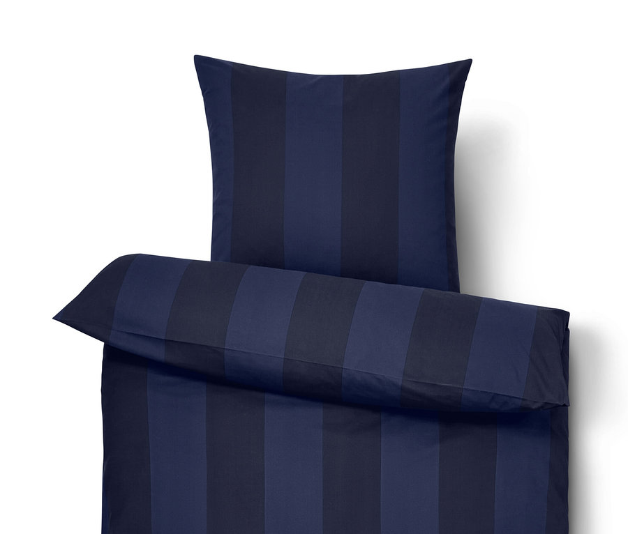 Blau gestreifte Edelflanell-Bettwäsche in Normalgröße und Übergröße.
