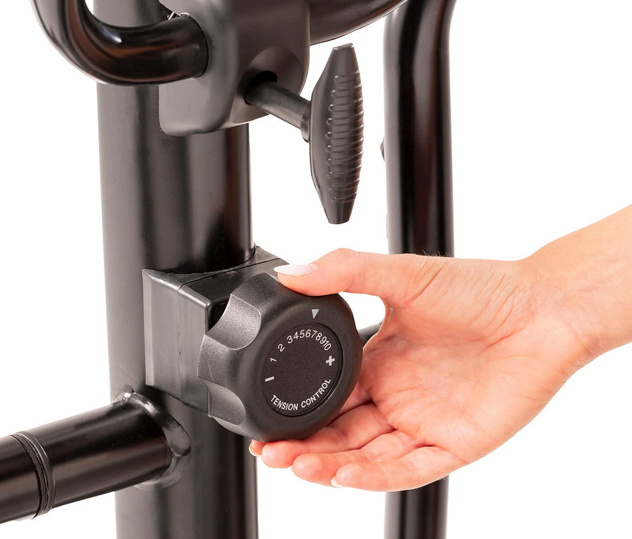 Eine Hand dreht am Widerstandsknopf des Christopeit Hybrid Crosstrainer 2-in-1 »AX 6500«.