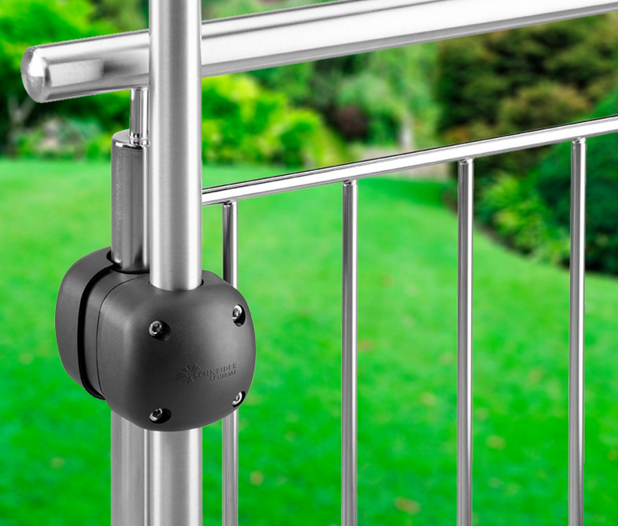 Leco Balkon-Sonnenschirmhalter ist an einem Metallgeländer befestigt.