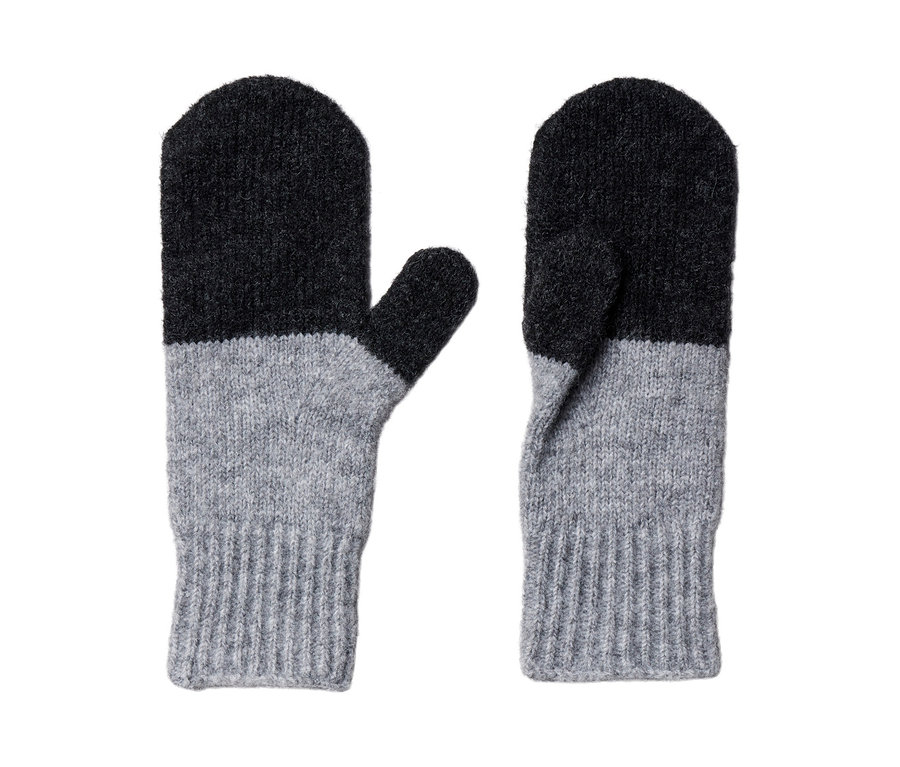 Zwei hellgraue Strick-Fäustlinge.