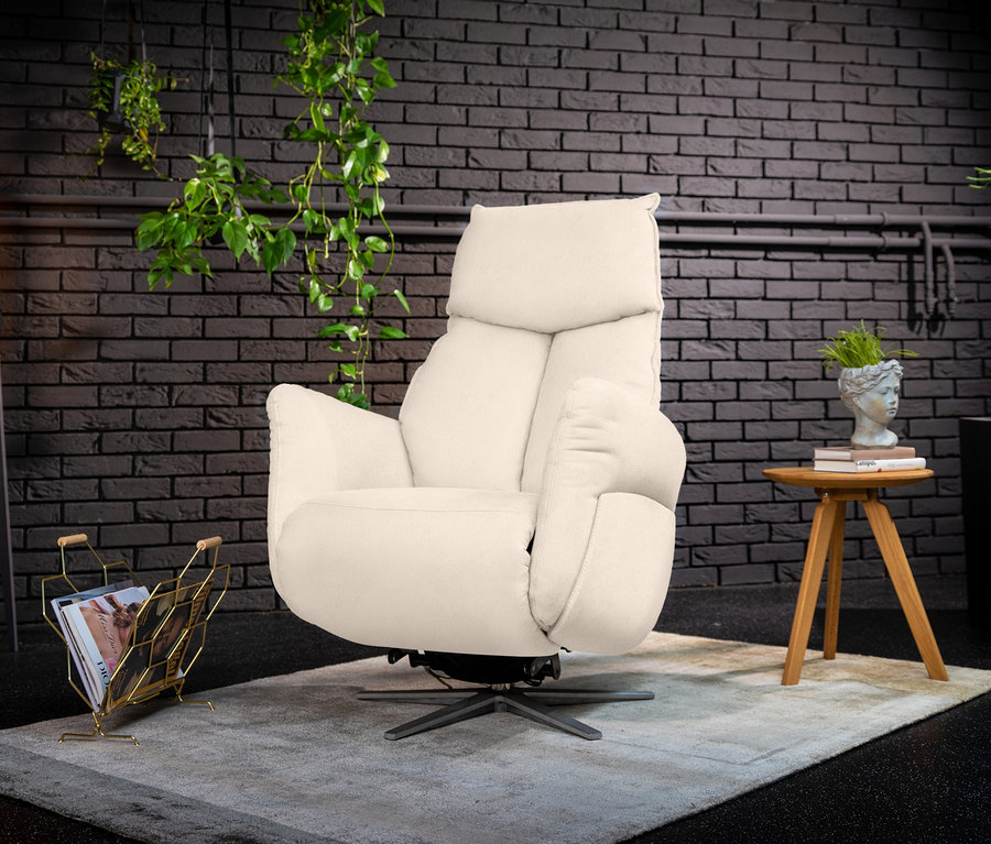 Cremefarbener Liegesessel »Theo« XBO-1 steht auf grauem Teppich.