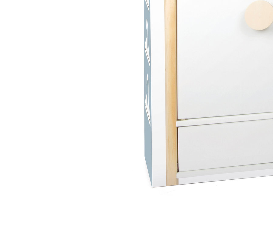 Das Foto zeigt die Verpackung des Produkts small foot Puppenschrank »Little Button« mit geöffneter Tür und Schublade.