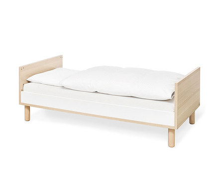 Pinolino Babybett »Flow« mit weißer Bettdecke und Kissen.