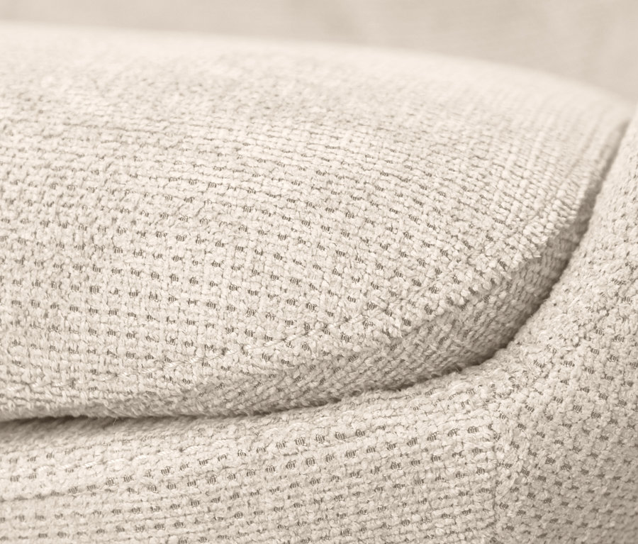 Detailansicht des cremefarbenen Sessels »Mia«.