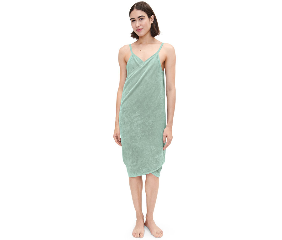 Frau trägt ein Handtuch-Kleid in Grün.