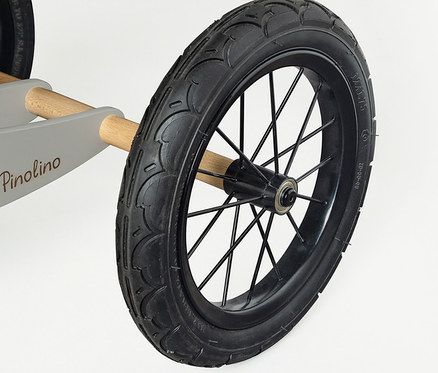 Detailaufnahme von einem grauen Pinolino Laufrad »Oskar« mit schwarzen Reifen.