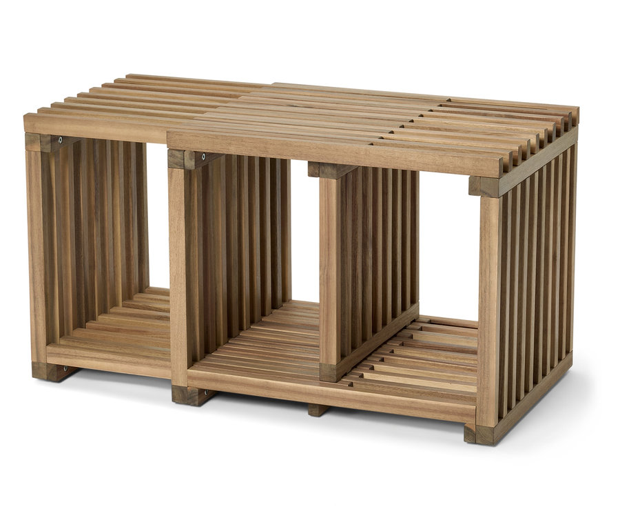 Zwei Holzregale nebeneinander.