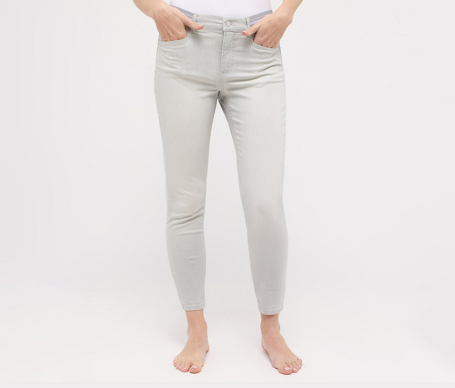 Eine Frau trägt Angels Jeans »Ornella Sporty« Slim Fit 7/8, light grey.