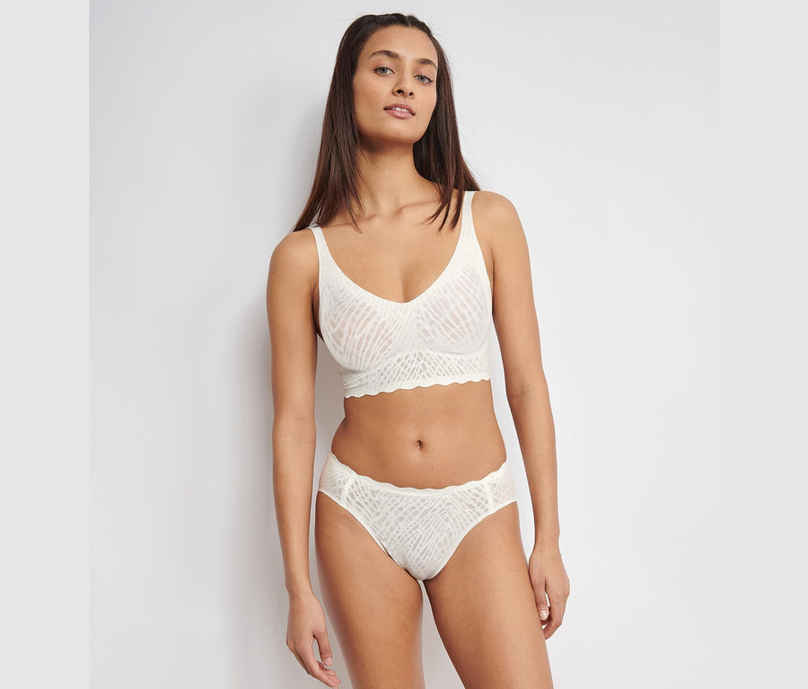 Frau trägt ein sloggi ZERO Feel Bliss High leg, silk white Unterwäscheset.