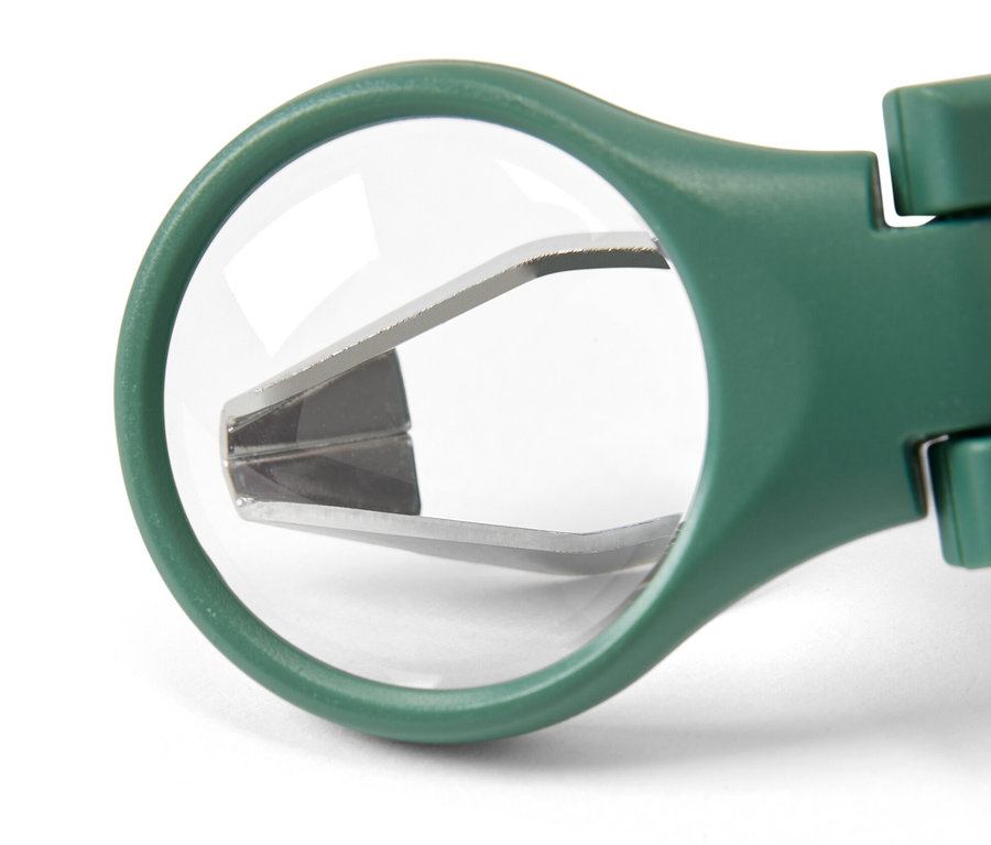 Detailansicht eines grünen Tier-Zeckenentferners mit LED.
