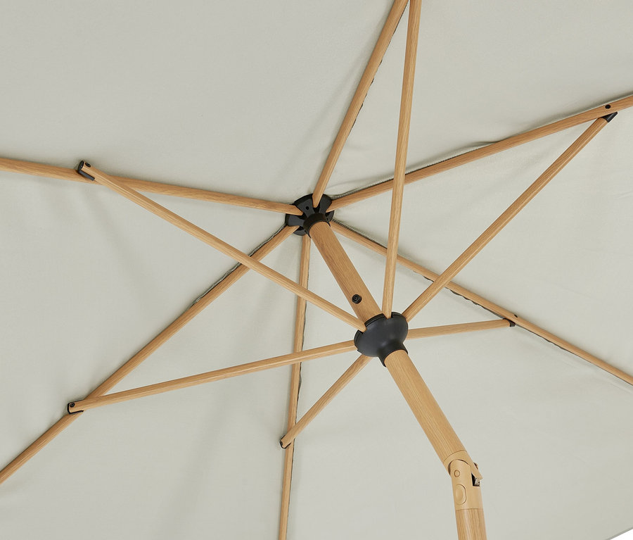 Ansicht von unten des grauen Leco Marktschirms in Holzoptik, inklusive Abdeckhaube.