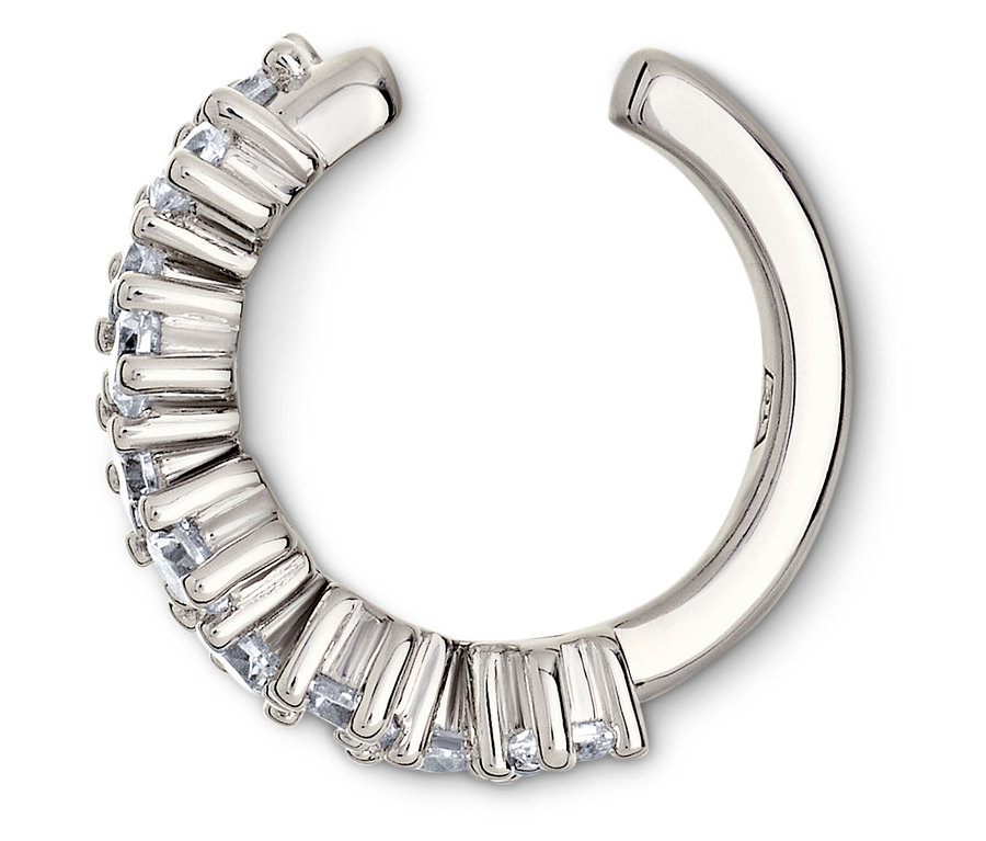 Silberfarbener Ohrklemme mit klaren Schmucksteinen.