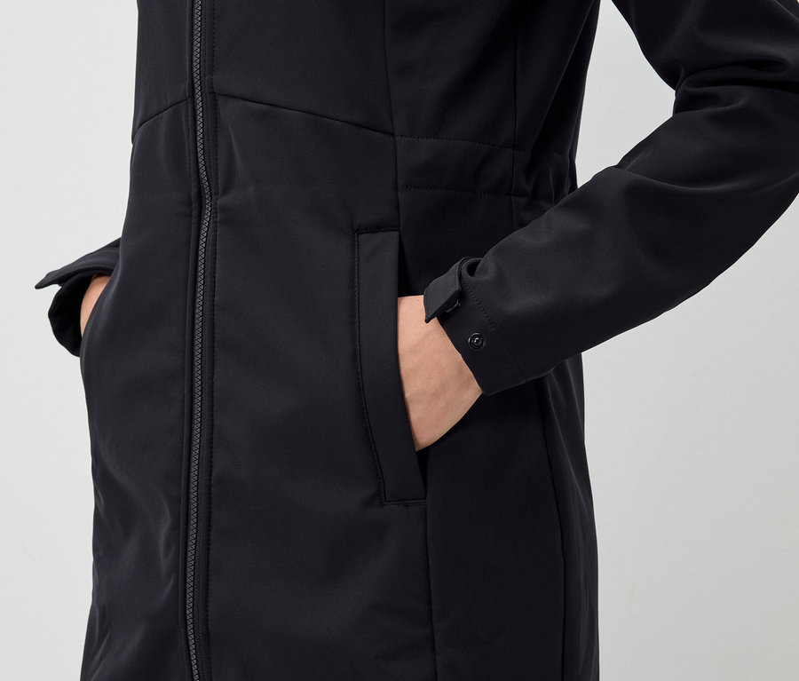 Hand in der Tasche einer schwarzen Jacke.