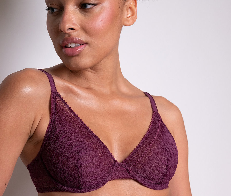 Frau trägt Passionata Bügel-BH »Leila« in Lila.