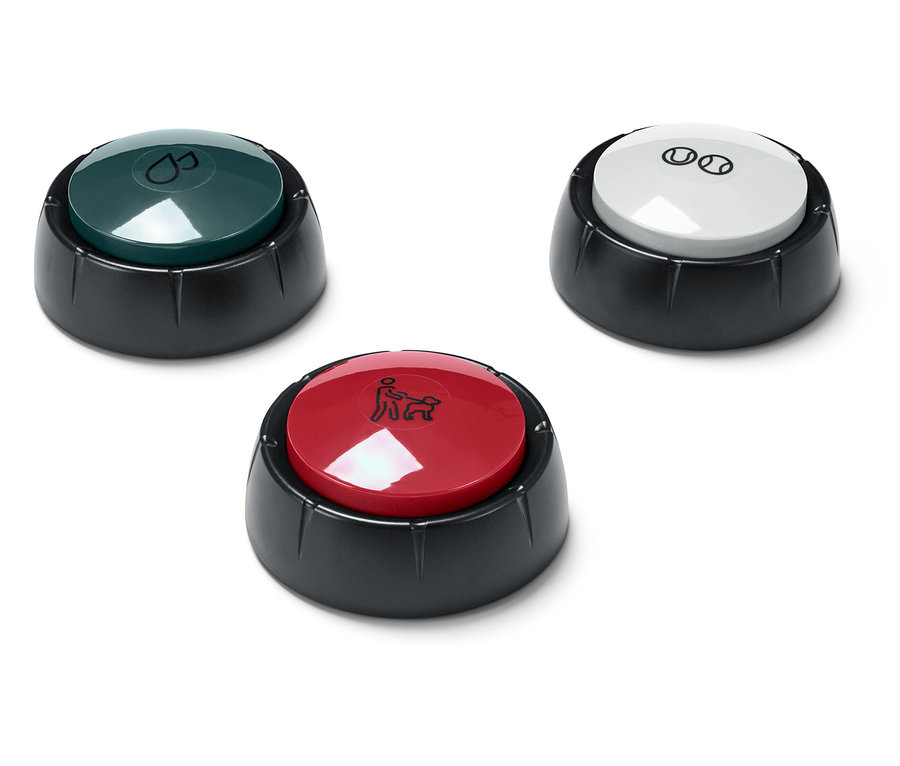 Drei runde Knöpfe mit verschiedenen Symbolen auf weißem Hintergrund.