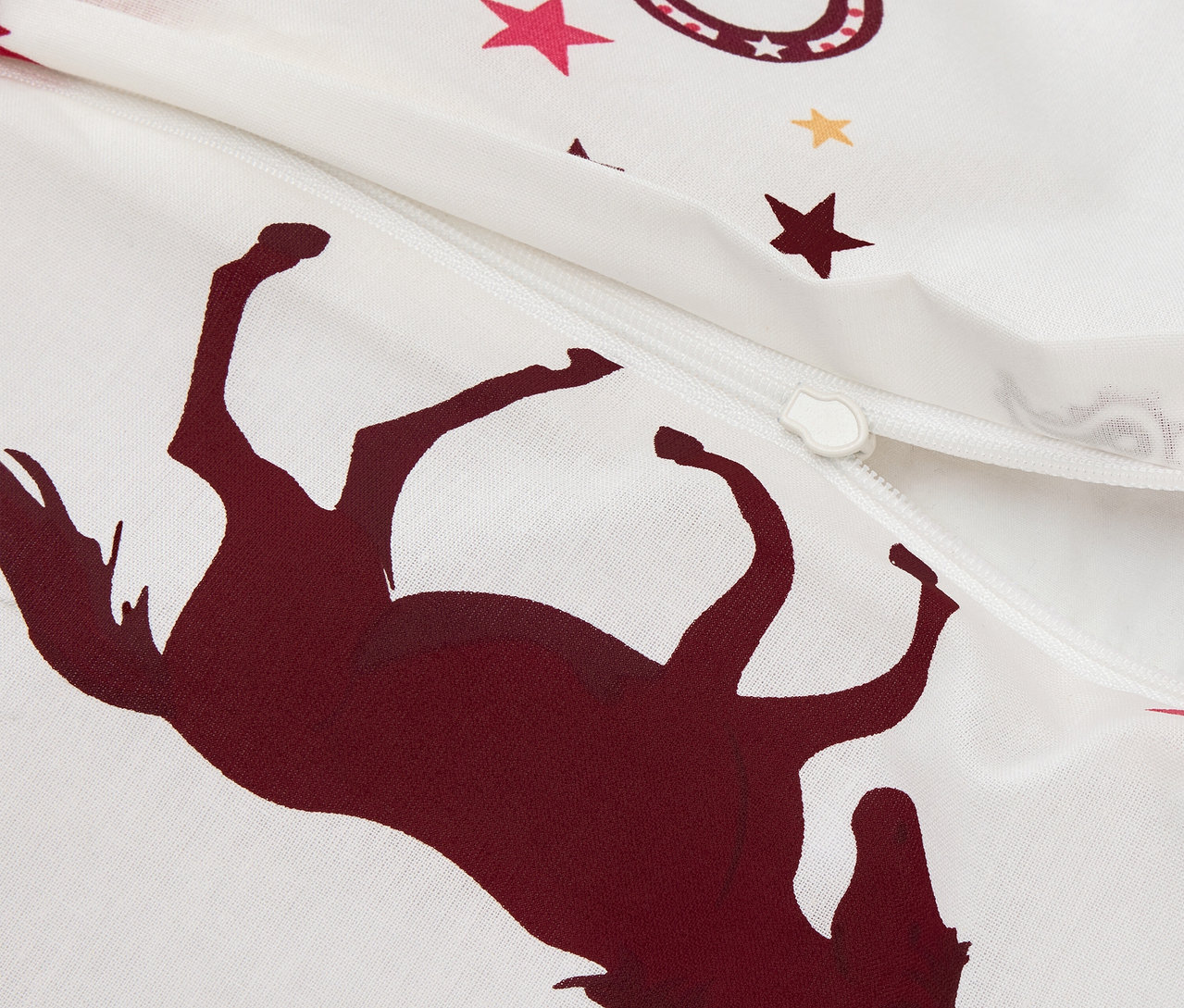 Detailansicht von Kinder-Renforcé-Bettwäsche mit Pferdemotiv und Sternen.