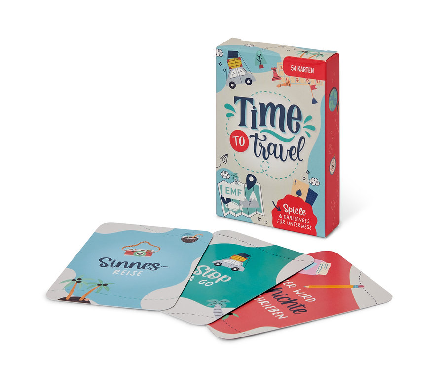 Ein Kartenset namens Time to Travel und drei davor ausgebreitete Spielkarten.