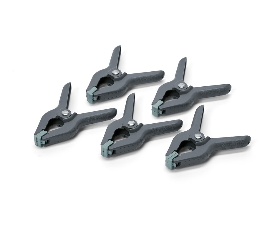Fünf graue Klemmen auf weißem Hintergrund.