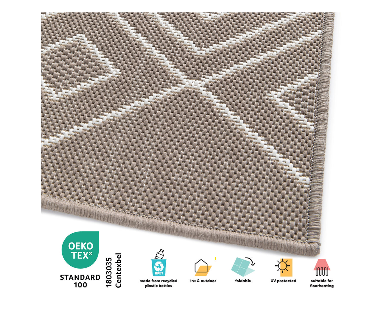 Detailaufnahme eines braunen, faltbaren Outdoor-Teppichs »Diamond Rhythm« mit weißem Rautenmuster.