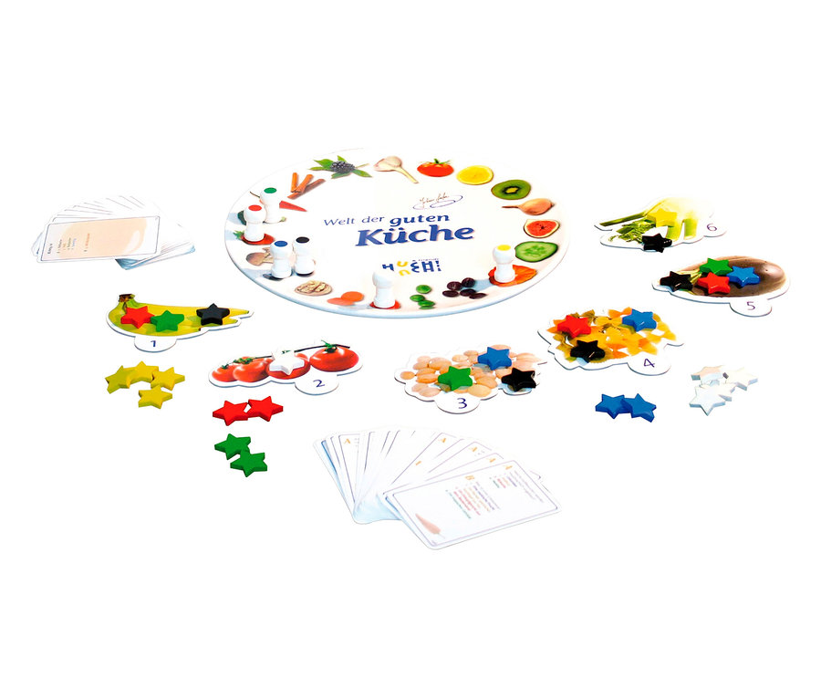 Das Spiel »Welt der guten Küche« ist auf einem Tisch ausgebreitet.