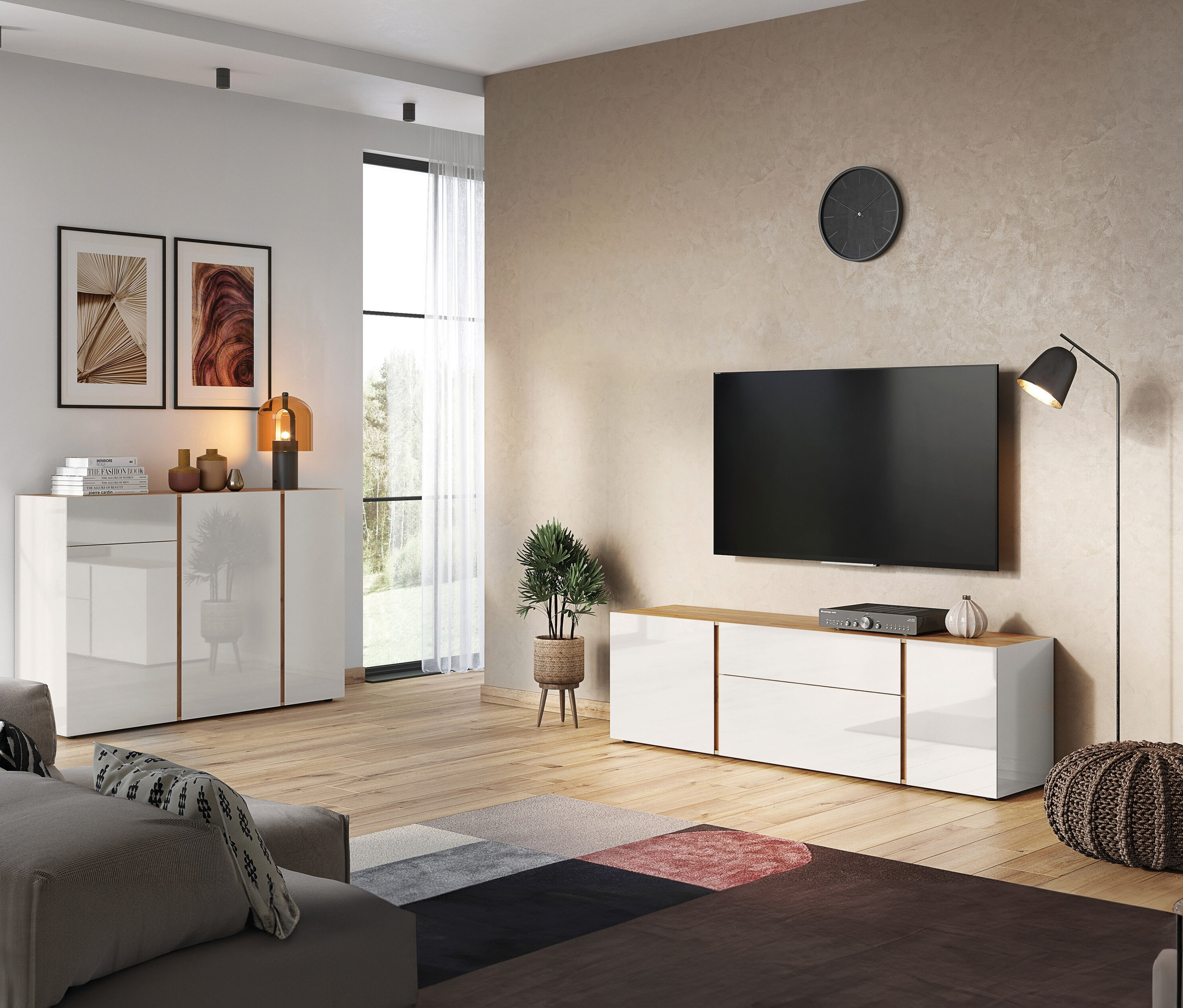 Wohnzimmer mit weißem Sideboard, TV-Schrank und einem grauen Sofa im Vordergrund.
