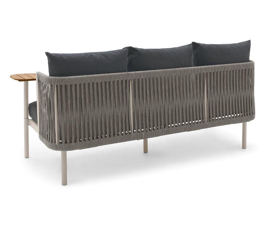 Rückansicht eines Gartensofas mit zwei Drehtischen und grauen Kissen.