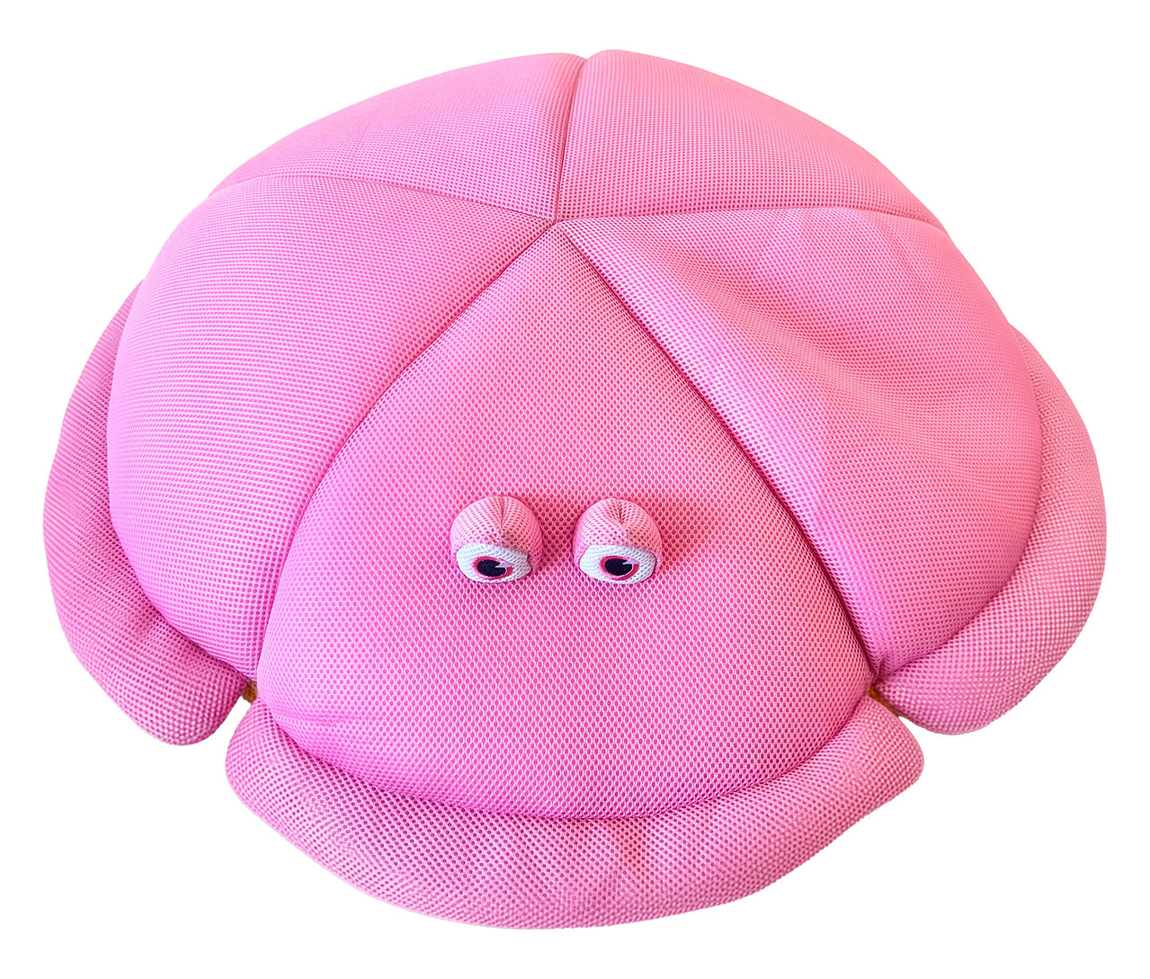 Nahaufnahme eines runden, rosa Sitzkissens mit aufgenähten Kulleraugen auf einem weißen Hintergrund.