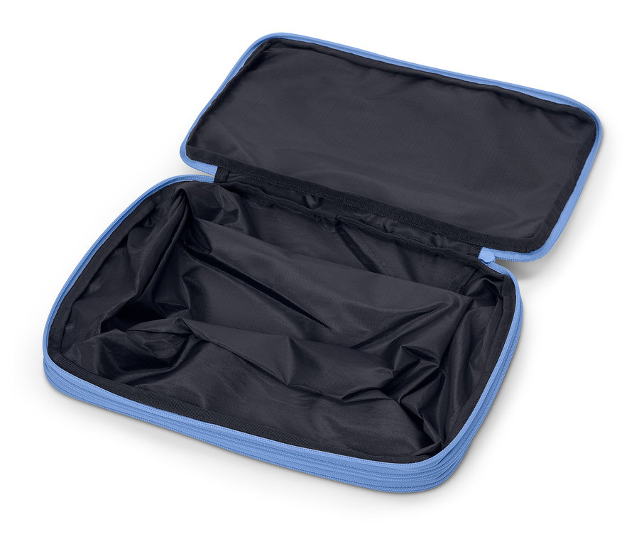 Offene, leere, hellblaue Kosmetiktasche mit schwarzem Innenfutter.