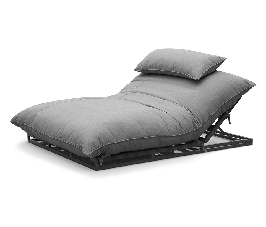 Ein graues Liegesofa mit einem Kissen auf einem dunklen Metallrahmen.