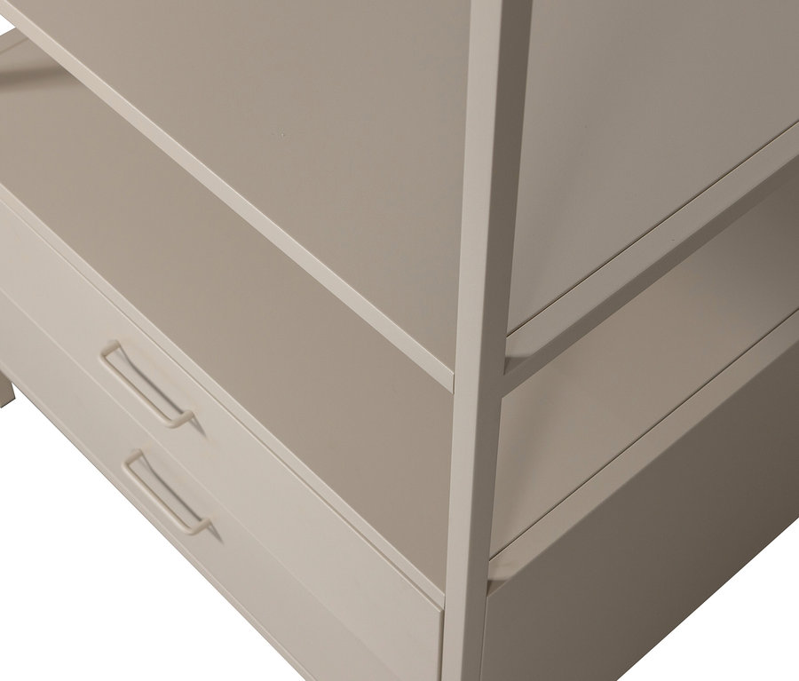 Nahaufnahme eines hellen Regals mit zwei Schubladen.