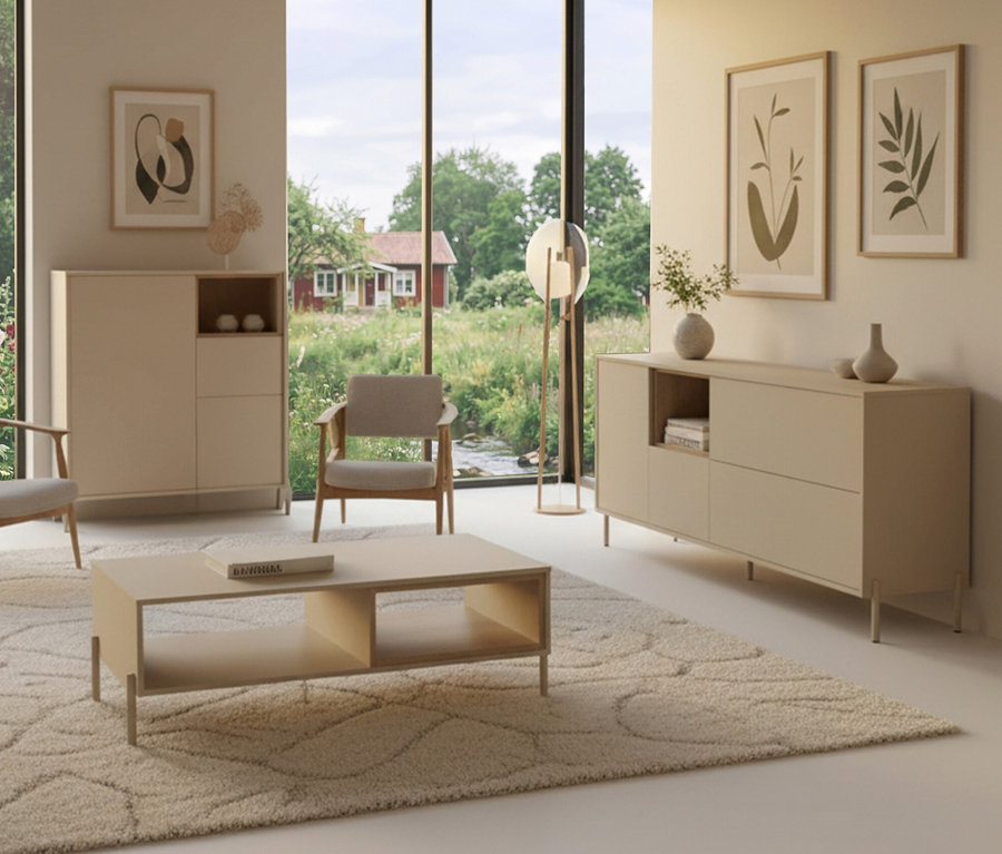 Wohnzimmer mit »Hygge« Couchtisch und »Hygge« Sideboard in Cashmere-Weiß. Sessel und Deko auf Teppich vor Fenster mit Gartenblick.