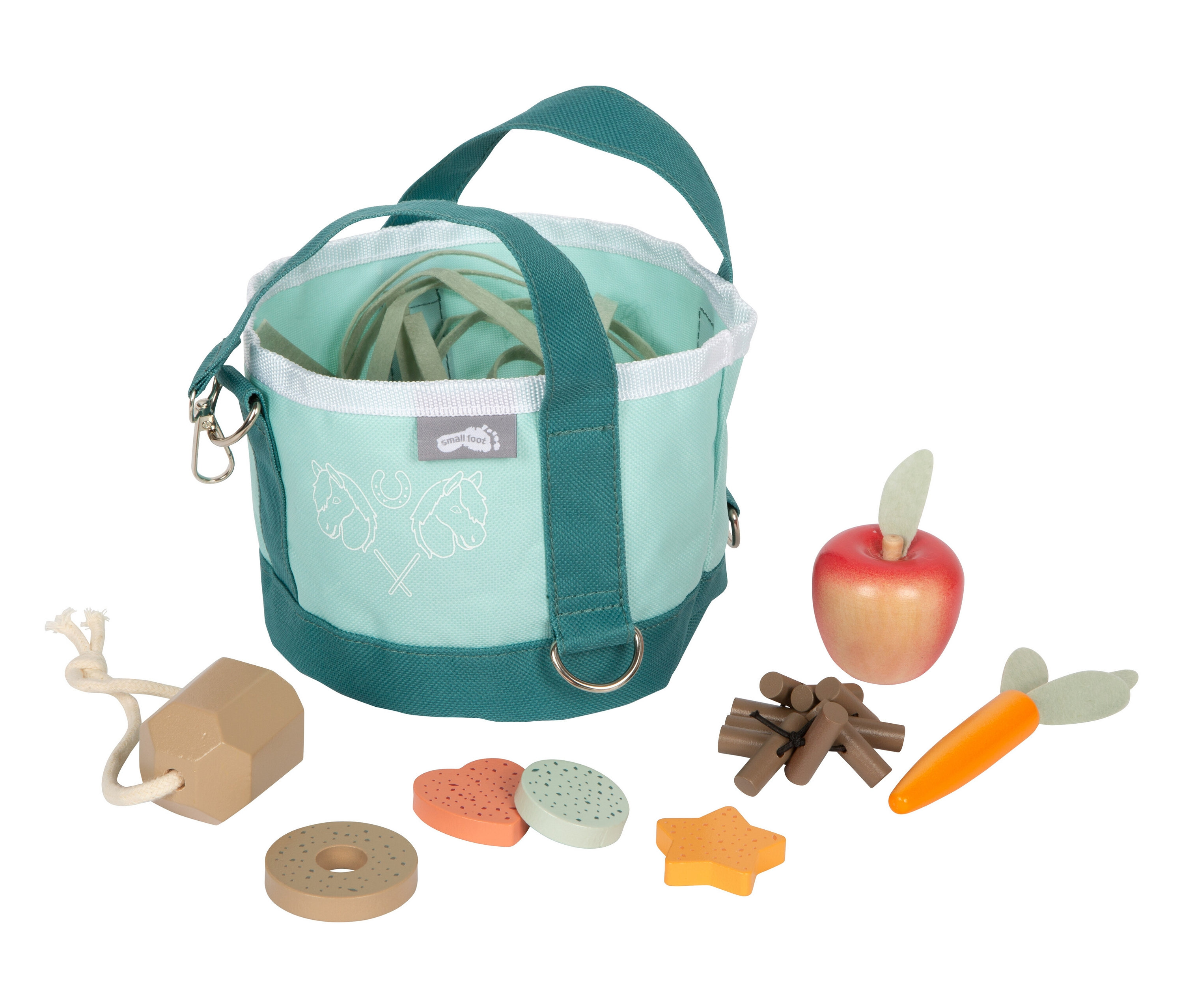 Das small foot Pferdefutter-Set mit Tasche beinhaltet eine hellblaue Tasche mit Spielzeugfutter wie Apfel, Karotte und Holzscheite.